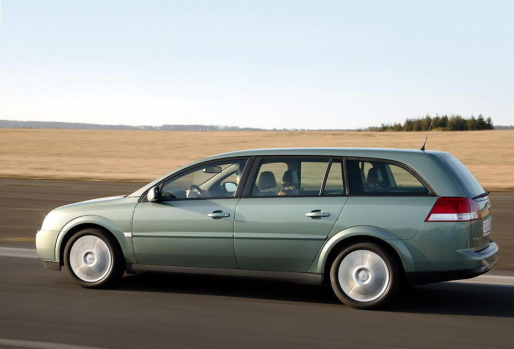 Opel Vectra Caravan 2003 003.jpg